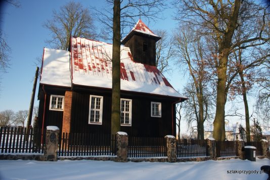 Kościół w Kozielcu w zimowej szacie