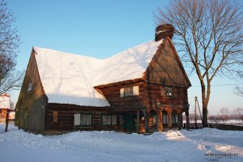 Chata w Chrystkowie zimą