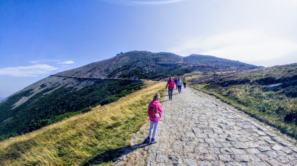 Widok na Śnieżkę ze szlaku - Karpacz co warto zobaczyć
