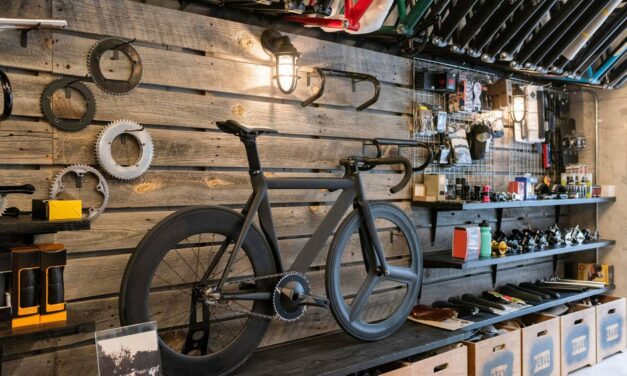 Rower jako środek transportu – jakie akcesoria kupić w sklepie rowerowym?