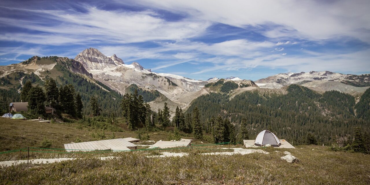 Niezbędnik każdego wędrowca – co warto spakować na wyprawę w dzikie tereny?