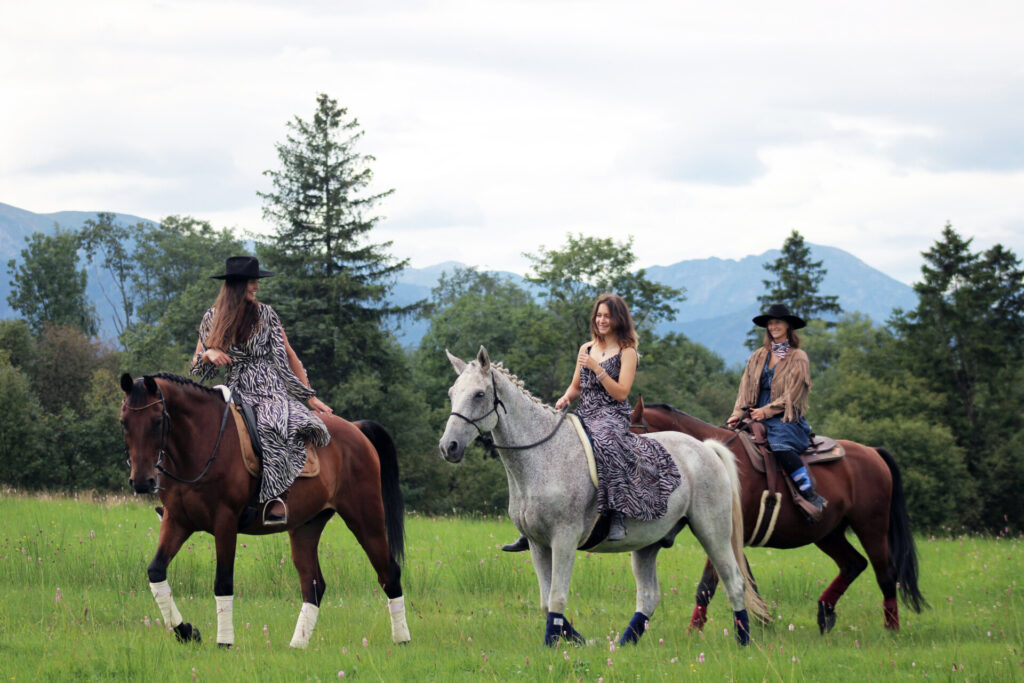 Jazda konna terenowa wycieczka po okolicznych polanach, z widokiem na panoramę Tatr - Stajnia Zakopane w Poroninie koło Zakopanego