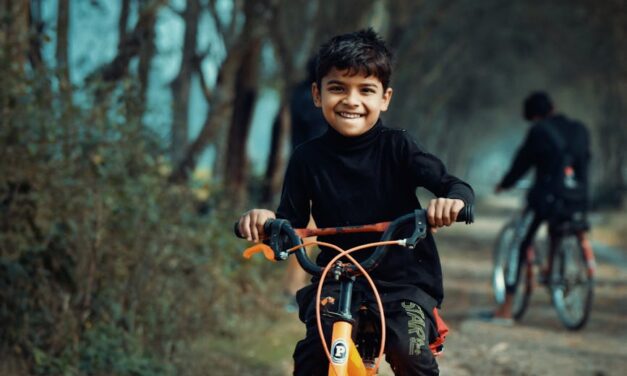 Od kasku po koszyk – najlepsze akcesoria rowerowe dla dzieci