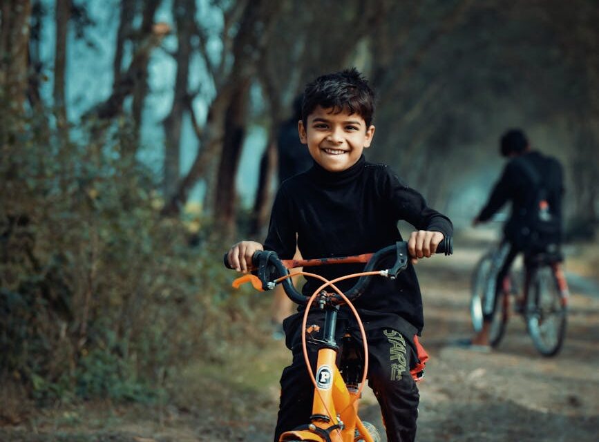 Od kasku po koszyk – najlepsze akcesoria rowerowe dla dzieci