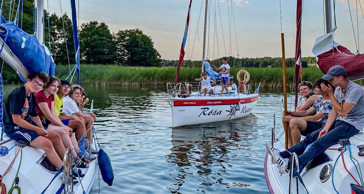 Obozy żeglarskie Mazury – zdobądź patent żeglarski i przeżyj przygodę swojego życia.
