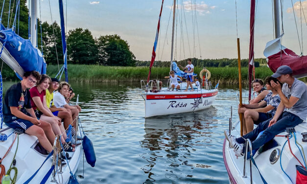 Obozy żeglarskie Mazury – zdobądź patent żeglarski i przeżyj przygodę swojego życia.