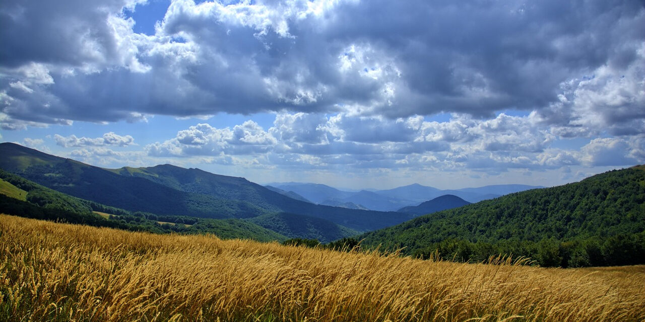 Majówka w Bieszczadach – co robić, gdzie spać i dlaczego warto uciec w góry na długi weekend?