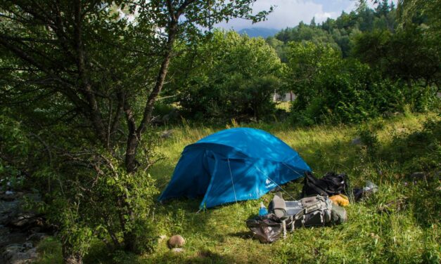 Pierwsze biwakowanie – jak przygotować się do noclegu w terenie?
